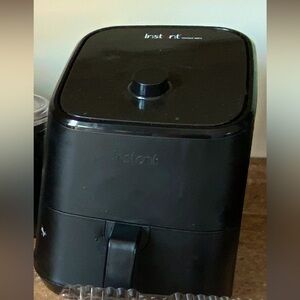 4 quart air fryer. Barely used.